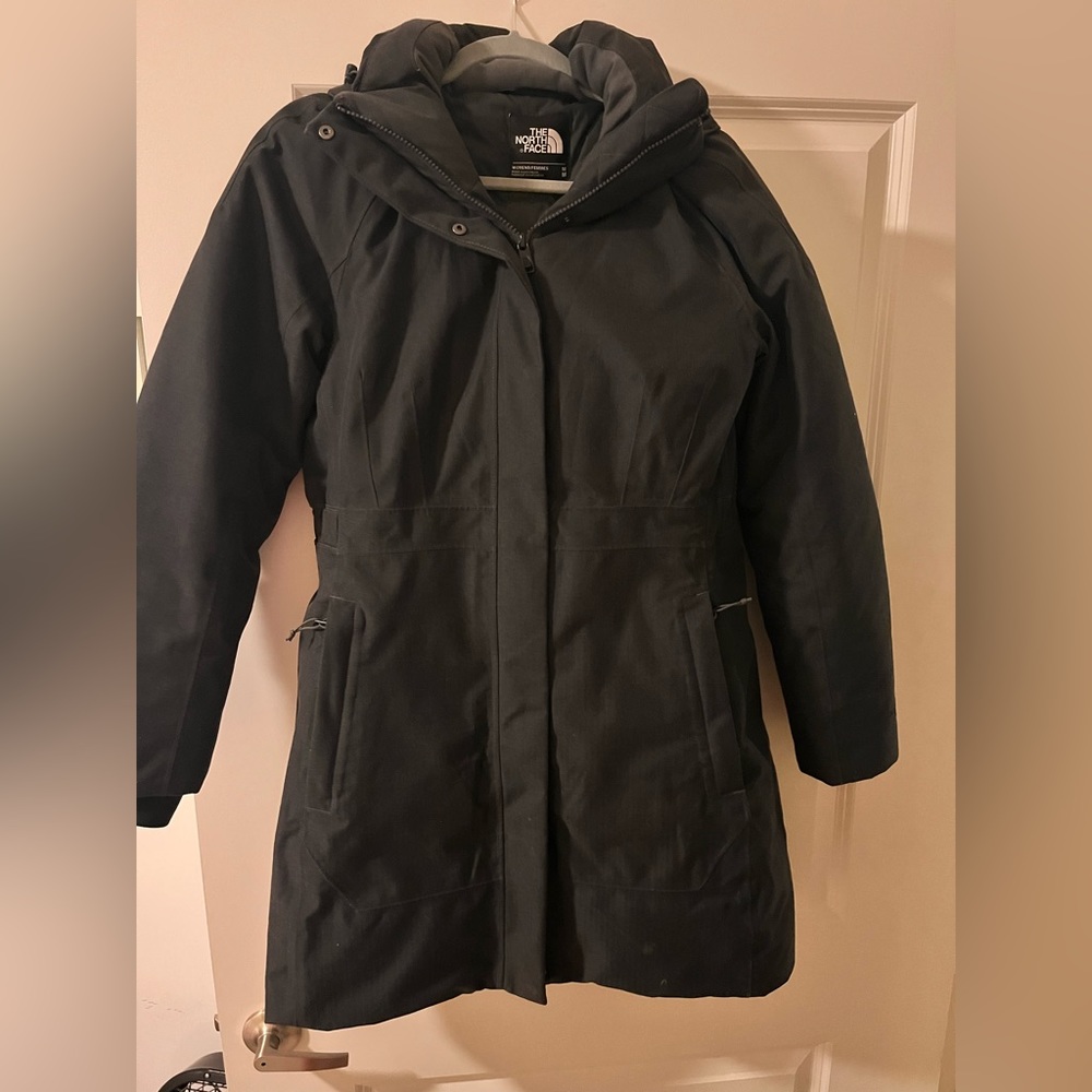 The North Face Jump Down Parka. Like new! Size Medium. Asphalt grey.